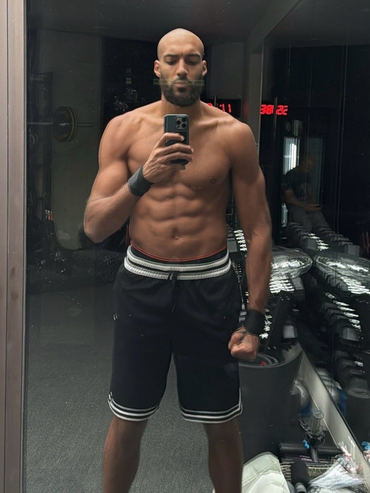 很皮！戈贝尔晒光头造型 前队友唐斯用法语打趣：兄弟你真秃啦？